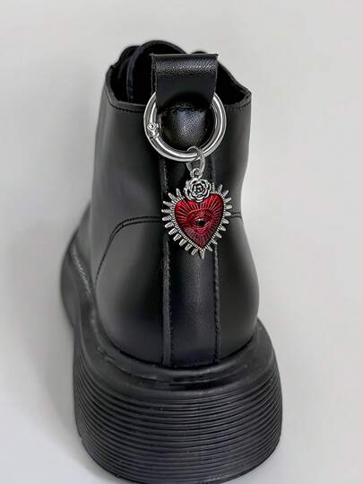 1 st gotisk hjärtformad skospänneberlock med djävulsöga, mörk metallhänge, multifunktionellt tillbehör lämpligt för Halloween, fester och vardagsbruk