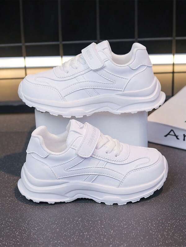 زوج من أحذية رياضية كاجوال منخفضة الرقبة مع نسيج شبكي قابل للتنفس وأربطة للأطفال، أحذية رياضية مريحة للأولاد والبنات، باللون الأبيض، مناسبة للربيع/الصيف/الخريف