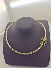 A Halloween Ladies Jewelry Green Spider Collar Suitable For Halloween Shower Daily Wear