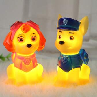 PAW Patrol 夜灯 – 可爱的卡通发光灯，带有 Chase 和 Skye 的图案！非常适合用作床头灯，为房间营造温馨氛围。款式设计可爱，经久耐用。理想的生日礼物，为睡前时光增添魅力。小粉丝必备，兼具趣味性和实用性，令人愉悦的礼物！