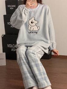 两件套女士格子印花法兰绒蓬松睡衣套装，圆领长袖上衣搭配长裤，秋冬季保暖舒适。