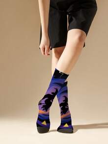 1 par de calcetines morados con estampado de remolino y bruja, calcetines versátiles de poliéster de media pantorrilla de impresión digital duradera para uso diario y celebraciones, ideales para eventos y regalos de Halloween