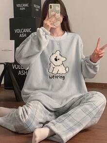 两件套女士格子印花法兰绒蓬松睡衣套装，圆领长袖上衣搭配长裤，秋冬季保暖舒适。