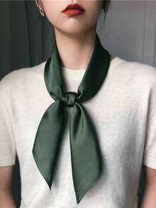 1条女士印花真丝围巾，70*70厘米，适合搭配连衣裙 - 墨綠色 - 查看 2