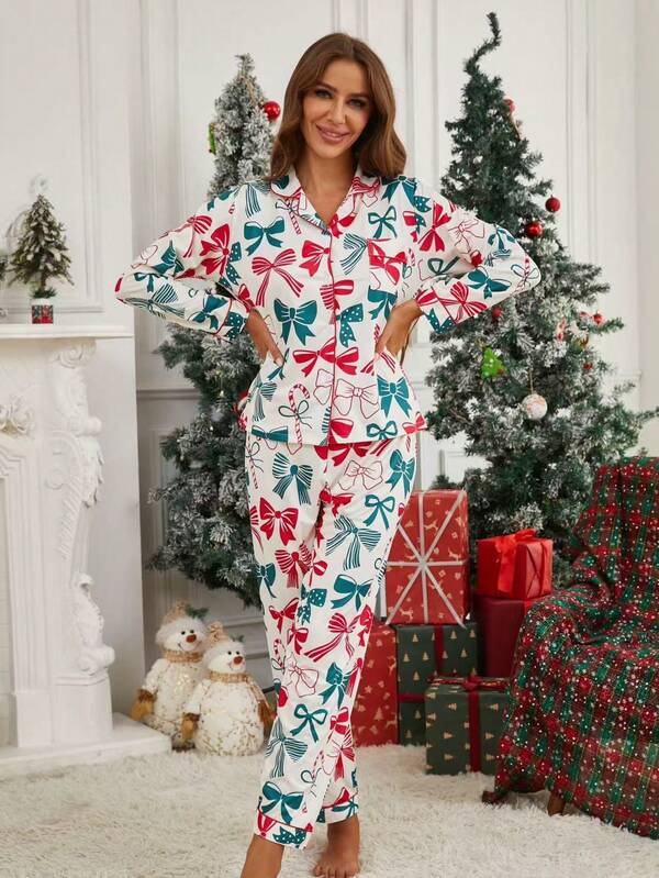 2 pièces Ensemble de pyjama avec imprimé nœud de Noël pour femmes, vêtements de nuit confortables et décontractés convenant pour le port en extérieur et en intérieur, toutes saisons - comprend un haut à manches courtes avec col et boutons, et un short à taille élastique