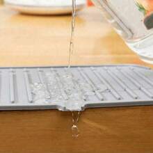 1 pièce Tapis d'évier en silicone, protection anti-éclaboussures pour robinet, tapis de séchage imperméable pour plans de travail de cuisine et de salle de bain, décoration pour la maison, tapis de cuisine antidérapants pour côté d'évier, accessoire de cuisine naturel et hygiénique pour la décoration de la maison et de la cuisine, faisant partie de vos styles confortables d'automne et d'hiver et des décorations de Noël