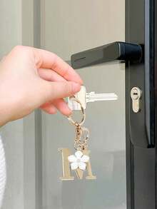 1个高级优雅金色字母钥匙扣，A-Z字母3D吊坠，配樱花挂饰，时尚合金钥匙圈，可作背包挂饰或汽车钥匙链，是女士的完美配饰，情侣礼物，经典简约钥匙扣，装饰品，包包挂饰，非常适合送给朋友、家人、情侣、女友，也是一份重要的礼物和节日纪念品。 - 彩色 - 查看 4