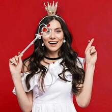 4 件套女王风格服装配饰套装，包括塑料皇冠、头带、项链、心形权杖和耳环 - 20 世纪 20 年代舞会服装道具，适合角色扮演和化妆舞会万圣节 - 彩色 - 查看 4