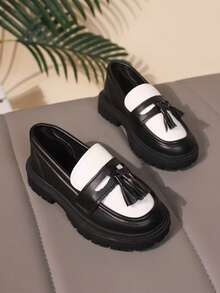 儿童黑白拼布柔软 PU 皮革圆头厚底乐福鞋，新款秋冬款式，适合男孩和女孩，流苏，时尚英伦风格休闲鞋，适合上学、日常穿着和度假