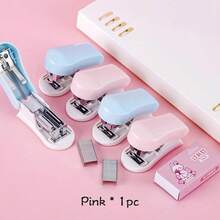 小巧强大的家用/办公订书机！学生和专业人士的理想之选。这款便携式手持式订书机配备顺滑的按压装置，可轻松装订多达 20 张纸张。内含 1000 个订书钉。是您整理文件、报告和家庭作业的必备轻便工具。 - 白色 - 查看 9