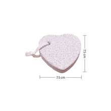 Frotar los pies con piedras flotantes para eliminar los callos, moler los pies con piedras en forma de corazón