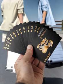 1 zestaw wodoodpornych 24-karatowych złotych kart do gry - wodoodporne czarne złote karty do gry - plastikowa talia kart do pokera z wykończeniem foliowym - idealne do sztuczek magicznych, hazardu i prezentów kolekcjonerskich na walentynki/noworoczny
