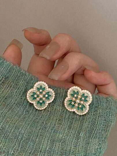 一对合金珍珠彩色珐琅四叶草耳钉，女士派对/约会珠宝礼物