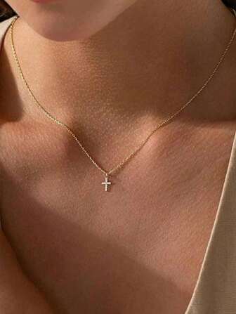 1 款复古 925 银锆石十字架吊坠项链，适合日常佩戴