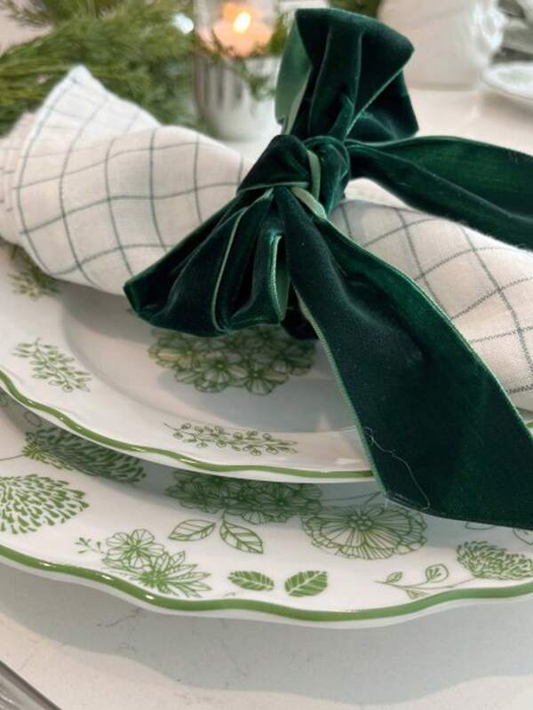 2/4 peças de anéis de guardanapo de veludo com laço de veludo para Natal, elegantes porta-guardanapos com fivelas verdes e vermelhas, perfeitos para decoração de mesa de festa de Natal e festival de casamento