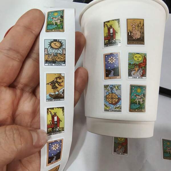 Rollo de 500 pegatinas de tarjetas de tarot de dibujos animados, rollo de pegatinas estéticas de dibujos animados autoadhesivas para tarjetas, sobres, manualidades, vasos de agua, planificadores, regalos y suministros para fiestas (etiquetas de 1 pulgada/10 patrones)