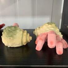 1 Creativa scultura di elemento horror di Ognissanti, dito con parassita a forma di granchio, ornamento spaventoso in resina a forma di granchio eremita, decorazione da giardino per Ognissanti, oggetto creativo - Multicolore - Visualizzare 2
