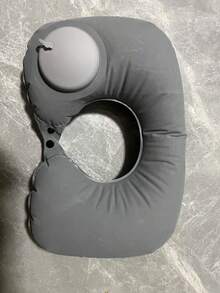 وسادة رقبة قابلة للنفخ للاستخدام الخارجي، وسادة رقبة محمولة للسفر، وسادة رقبة ضغط للسيارة والطائرة، حماية الرقبة للسفر، هدايا مضحكة، وسادة سفر، وسادة رقبة، وسادة رقبة للنوم في المكتب، وسادة سفر للسيارة، تحمي العمود الفقري دون ضغط وتوفر دعمًا قويًا. مناسبة كهدية مفاجأة للعطلات والأعياد وعيد الأم