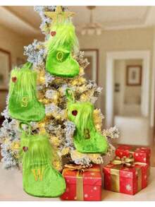 Opakowanie pojedyncze, skarpetki świąteczne, ozdoby świąteczne, zielony plusz, haftowane skarpetki z literami, ozdobne skarpetki świąteczne w torebce prezentowej