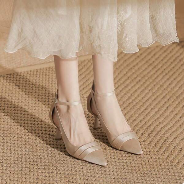 Spitz zulaufende High Heels aus Seide, 2025, neuer Stil, seitlich offene, flache Sandalen mit einem Riemen für Damen, passend zu Röcken, sexy Einzelschuhe, spitze High Heels aus schwarzem Satin mit einem Riemen und dünnem Absatz, hohle Einzelschuhe, elegante Damenschuhe aus schwarzem Satin, spitze High Heels mit dünnem Absatz und einem Riemen und Schnalle, schwarze hohle High Heels aus Satin, spitze Schuhe mit einem Riemen und dünnem Absatz, modische spitze Schuhe aus Satin, schwarze dünne Absätze mit einem Riemen, elegante schwarze High Heels, spitze Schuhe aus Satin mit einem Knopf