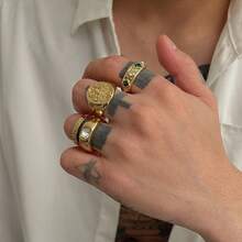 Set de 4 anillos de hombre estilo vintage barroco palaciego con diamantes falsos - Amarillo Oro - Ver 5