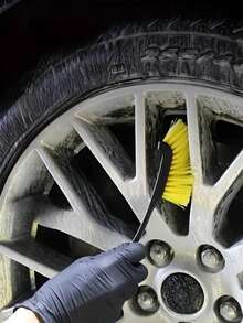 1 pieza Cepillo para llantas de coche, cepillo con cerdas duras y suaves, cepillo de anillo de acero para limpiar manchas en las ranuras, herramienta esencial para el lavado de coches - Amarillo - Ver 2