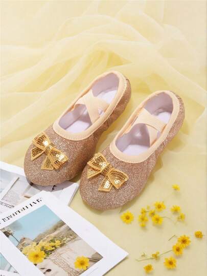 一双儿童黄色可爱公主蝴蝶结芭蕾舞鞋，软底室内训练鞋，全弹力面料，舒适耐穿，套穿式，非常适合舞蹈和表演。