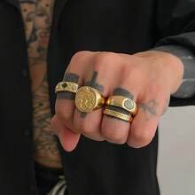 Set de 4 anillos de hombre estilo vintage barroco palaciego con diamantes falsos - Amarillo Oro - Ver 2