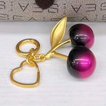 Kirsche Kette mit glänzendem Harz Anhänger - Legierung, dekorative Zubehörteile Kirsche Dekoration Taschenkette Anhänger Taschenverlängerungskette mit Kettenanhänger, geeignet für verschiedene Taschen, Schlüsselanhänger, Handtaschen, Umhängetaschen, Schultertaschen für Frauen, Autoschlüsseltasche, geeignet für Geldbörsen und Taschen, ideales Geschenk für die Familie