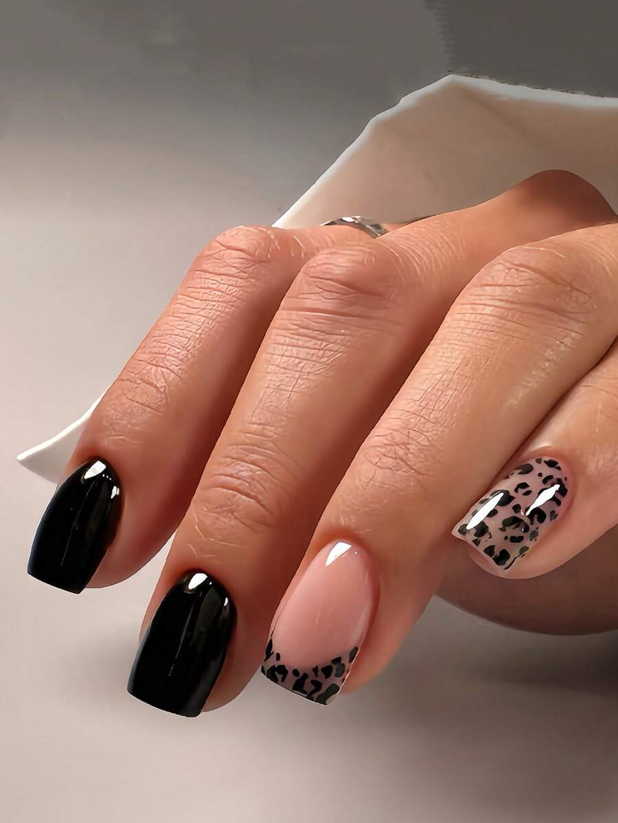 Verbessern Sie Ihr Aussehen sofort mit 24 Stück kurzen quadratischen Aufklebe-Nägeln. Einfach eleganter brauner französischer Stil mit schwarzen Punkten, schwarze Nägel, modischer Leoparden-Muster französischer Stil, rosa Kunstnägel, Leoparden-Nägel, Komplettabdeckung Fake-Nägel für Frauen und Mädchen. Enthält 1 Blatt Klebestreifen und 1 Stück Mini-Feile. Zufälliger Versand von Nagelbedarf.