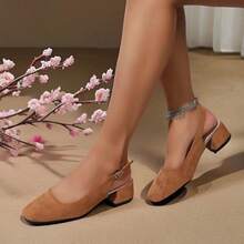 Modne, eleganckie, wysokiej jakości, zamszowe buty damskie na obcasie i grubym obcasie z kwadratowym noskiem, wsuwane, w dużych rozmiarach, idealne na spotkania, do domu, na formalne wydarzenia, imprezy, uniwersalne, pasujące do różnych stylizacji, niezbędne na ulicę, do pracy, dojazdy do pracy, nieścierne, wygodne do noszenia przez dłuższy czas