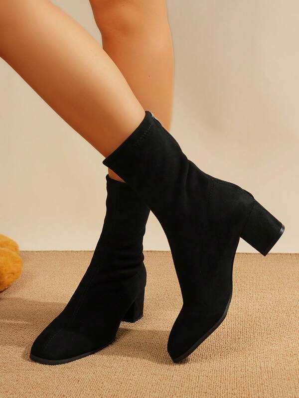 Questo è un paio di stivaletti. Il gambale dello stivale è di altezza media. Il materiale sembra essere in camoscio e ha un certo grado di morbidezza, che può adattarsi bene alle linee della gamba.