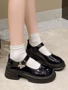 1双亮面绑带设计休闲百搭青少年乐福鞋