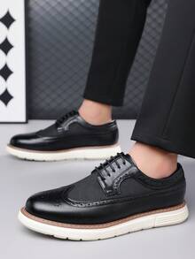 زوج من أحذية الرجال ذات الأصابع المدببة والرقبة المنخفضة مع رباط، من جلد البولي يوريثان مع نعل إيفا، مريحة وخفيفة الوزن للاستخدام اليومي والأعمال والداخلي