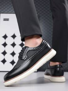 زوج من أحذية الرجال ذات الأصابع المدببة والرقبة المنخفضة مع رباط، من جلد البولي يوريثان مع نعل إيفا، مريحة وخفيفة الوزن للاستخدام اليومي والأعمال والداخلي