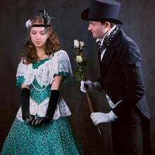 2件套1920年代复古风格女孩头饰项链套装 - 包括1个黑色串珠羽毛头饰和1条白色仿珍珠项链，精美礼品。采用仿珍珠、串珠和羽毛制成，适合化装舞会、角色扮演、装饰艺术主题派对、狂欢节、万圣节、毕业舞会和其他复古场合。