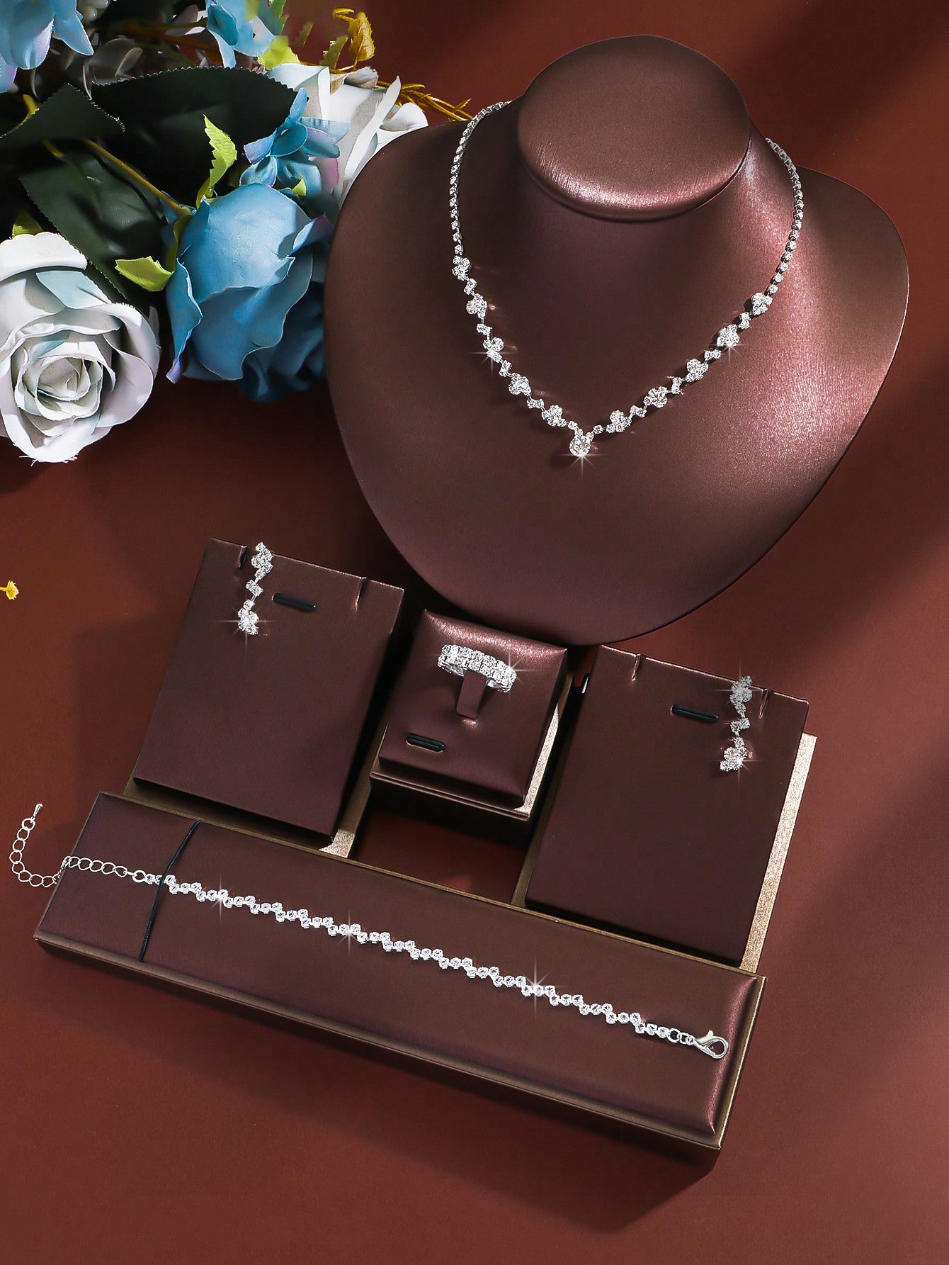 4 قطع: قلادة + أقراط + سوار + خاتم، طقم مجوهرات فا...