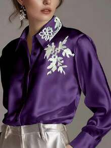 بلوزة ساتان أنيقة للنساء مع طوق مطرز وأمام أزرار