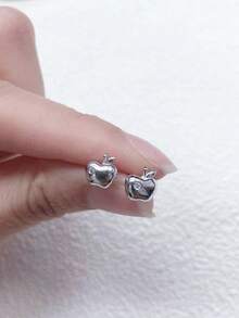 FOREVER QUEEN 1 par de brincos de maçã em prata esterlina S925 para mulheres, com um design leve, luxuoso e minimalista. Adequado para mulheres, ideal para uso diário e um presente perfeito para namoradas, mães e irmãs.