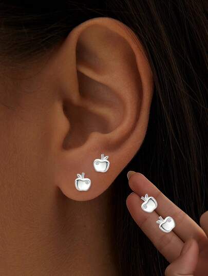 FOREVER QUEEN 1 par de brincos de maçã em prata esterlina S925 para mulheres, com um design leve, luxuoso e minimalista. Adequado para mulheres, ideal para uso diário e um presente perfeito para namoradas, mães e irmãs.