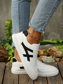 Women's New Fashion Flat Skate Shoes Lace-Up Geometric Pattern Casual Sneakers, Low-Top, Plus Size, Suitable For All Seasons, Modern Stylish Outdoor Street Campus Versatile Sporty Shoes