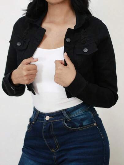 Chaqueta vaquera corta informal para mujer, manga larga, cuello de solapa y detalles de bolsillo.