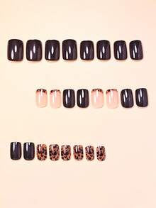 Verbessern Sie Ihr Aussehen sofort mit 24 Stück kurzen quadratischen Aufklebe-Nägeln. Einfach eleganter brauner französischer Stil mit schwarzen Punkten, schwarze Nägel, modischer Leoparden-Muster französischer Stil, rosa Kunstnägel, Leoparden-Nägel, Komplettabdeckung Fake-Nägel für Frauen und Mädchen. Enthält 1 Blatt Klebestreifen und 1 Stück Mini-Feile. Zufälliger Versand von Nagelbedarf.