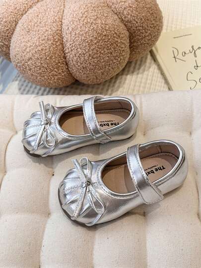 A Pair Of Sweet Lace Bow Leather Shoes For Girls, Suitable For Daily Leisure, Small Gatherings And Other Scenarios.