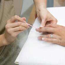 100 支清洁棉签，多功能化妆清洁棒，适用于眼妆、唇线笔、眼线、睫毛、指甲油去除、眉毛修饰、化妆教程、卸妆、指甲护理、唇妆