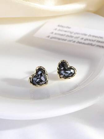 1 Pair Retro Elegant Petite Cat Eye Heart Stud Earrings, Minimalist Design