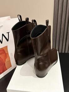 Xin Jing Shoes 女士时尚踝靴，新款方头平底增高百搭踝靴 - 棕色 - 查看 10