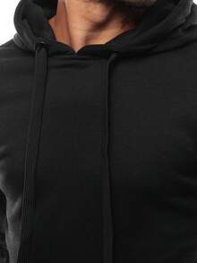 Felpa sportiva da uomo con cappuccio e tasca a marsupio. Realizzata in misto cotone e poliestere, è comoda da indossare tutti i giorni e per l'allenamento. Presenta un cappuccio regolabile e polsini funzionali su polsini e orlo per un look casual e streetwear, versatile per ogni stagione.