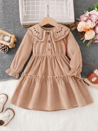 Vestido vintage de terciopelo con cuello Peter Pan bordado para niña, tela de terciopelo con un suave filtro, delicado cuello Peter Pan con bordado floral, diseño de cintura ceñida y bajo con volantes, adecuado para la escuela diaria, reuniones familiares, tela cómoda y suave, otoño/invierno.