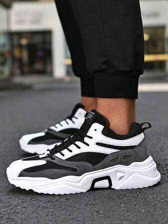 1双男士PU系带字母装饰厚底圆头低帮黑色透气休闲运动鞋，适合日常穿着